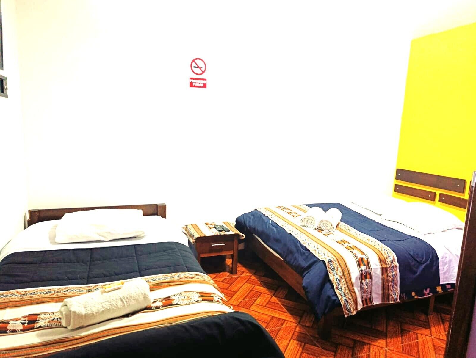 Arbetsyta för laptop, mörkläggningsgardiner och strykjärn/strykbräda