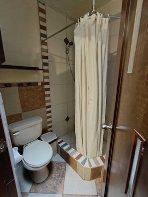 Habitació triple familiar, vistes al pati | Bany | Tovalloles, sabó i paper higiènic