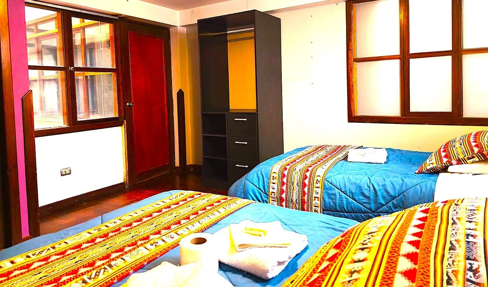 Classic trippelrum | Arbetsyta för laptop, mörkläggningsgardiner och strykjärn/strykbräda