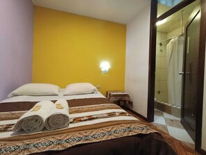 Habitación romántica doble, patio | Espacio para trabajar con un portátil y cortinas opacas