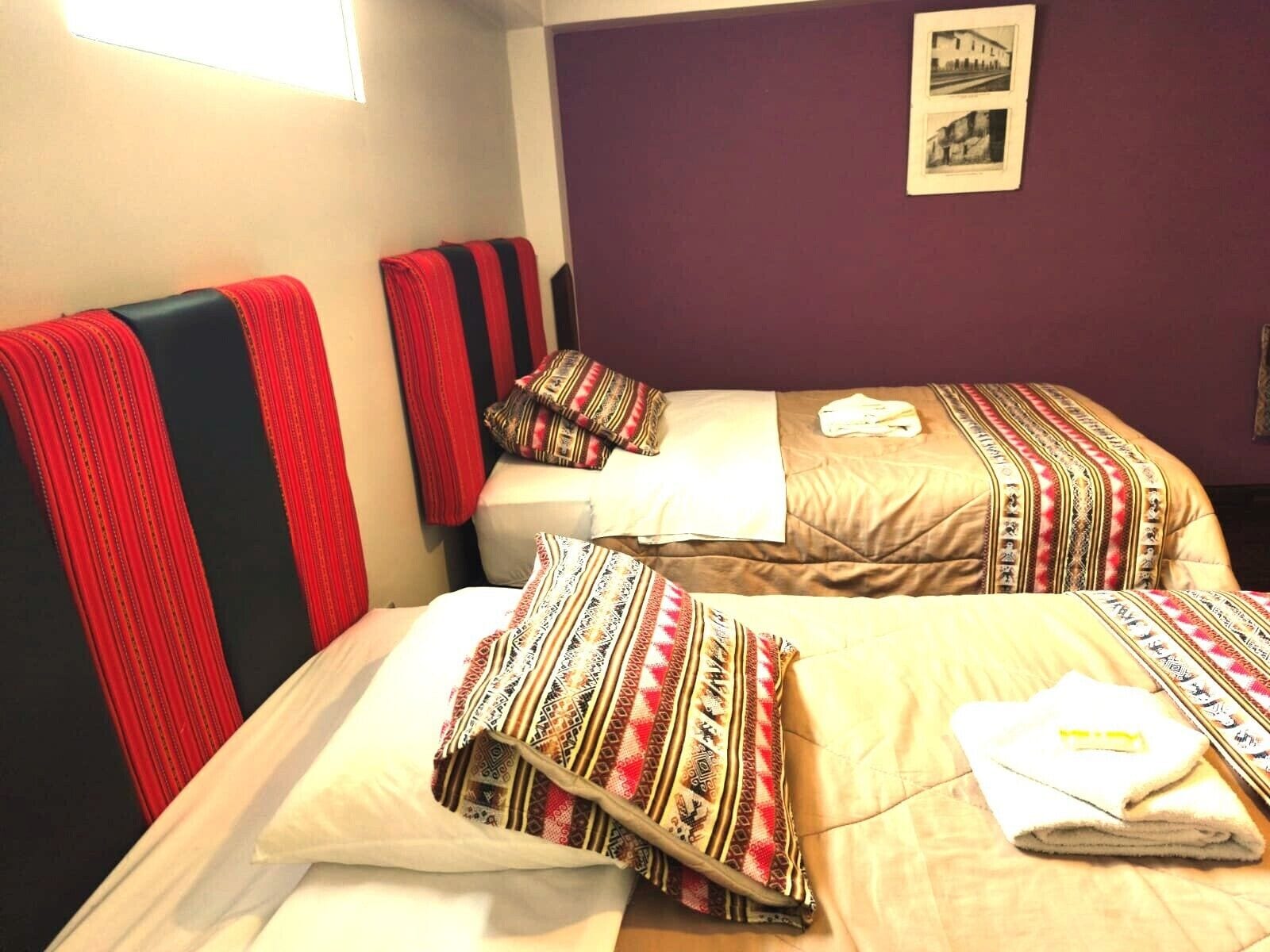 Habitación tradicional con 2 camas individuales, vista al patio | Baño | Toallas, jabón, papel de baño 