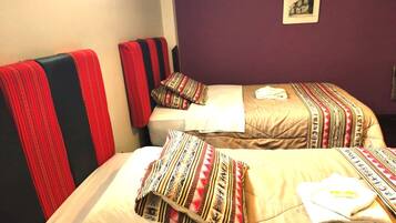 Habitación tradicional con 2 camas individuales, vista al patio | Baño | Toallas, jabón, papel de baño