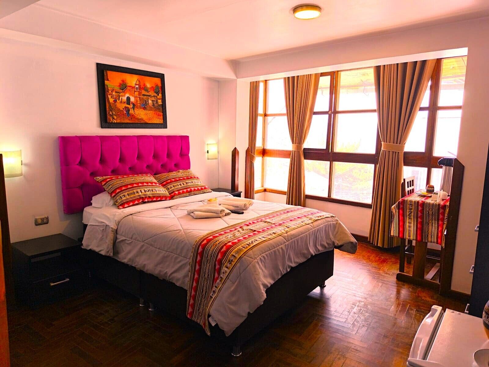 Romantiskt dubbelrum - uteplats | Arbetsyta för laptop, mörkläggningsgardiner och strykjärn/strykbräda