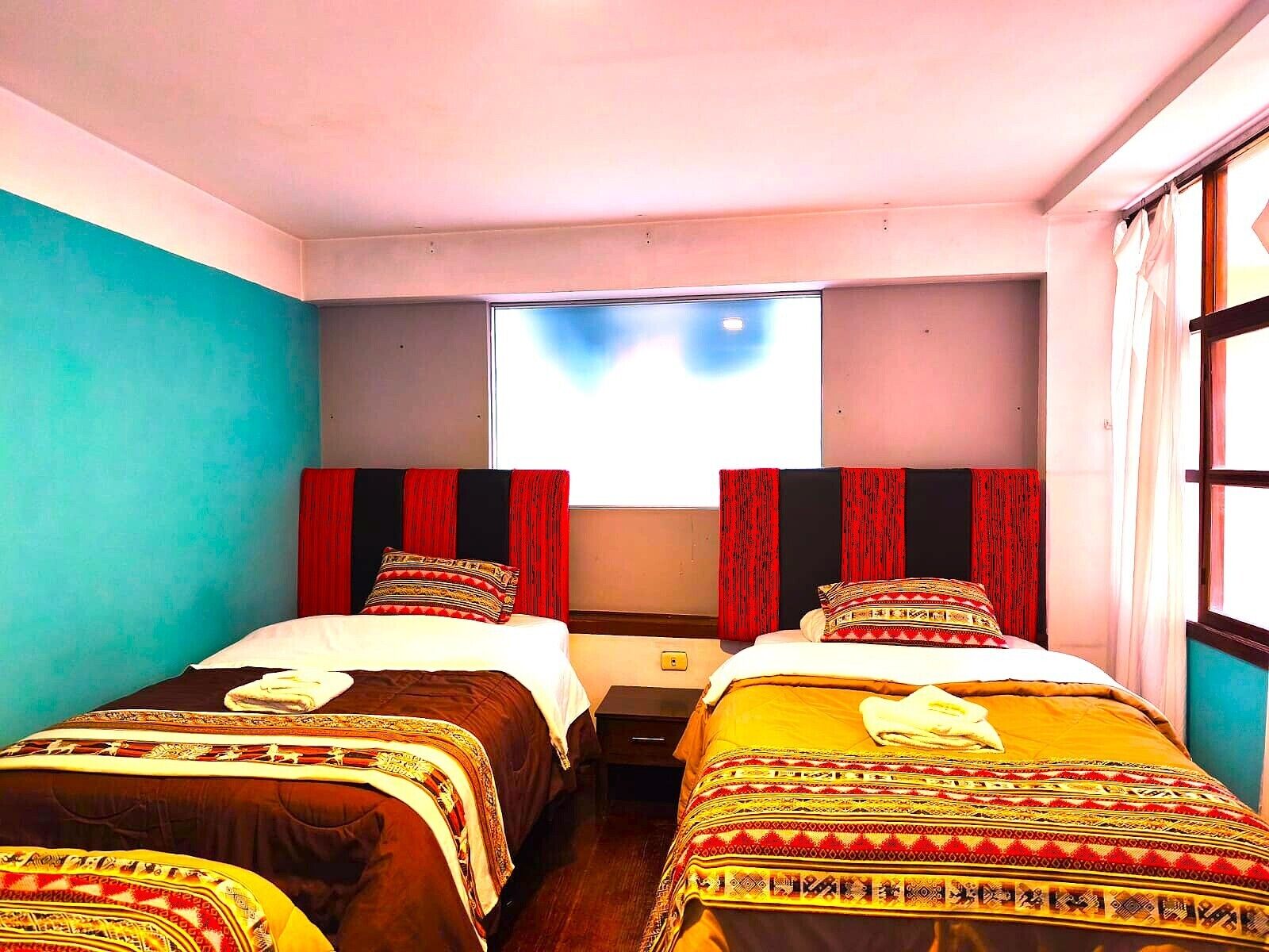 Classic trippelrum | Arbetsyta för laptop, mörkläggningsgardiner och strykjärn/strykbräda