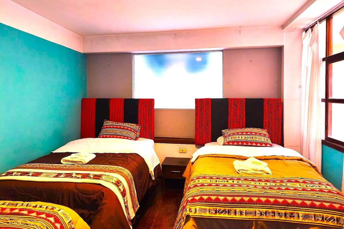 Classic trippelrum | Arbetsyta för laptop, mörklÀggningsgardiner och strykjÀrn/strykbrÀda