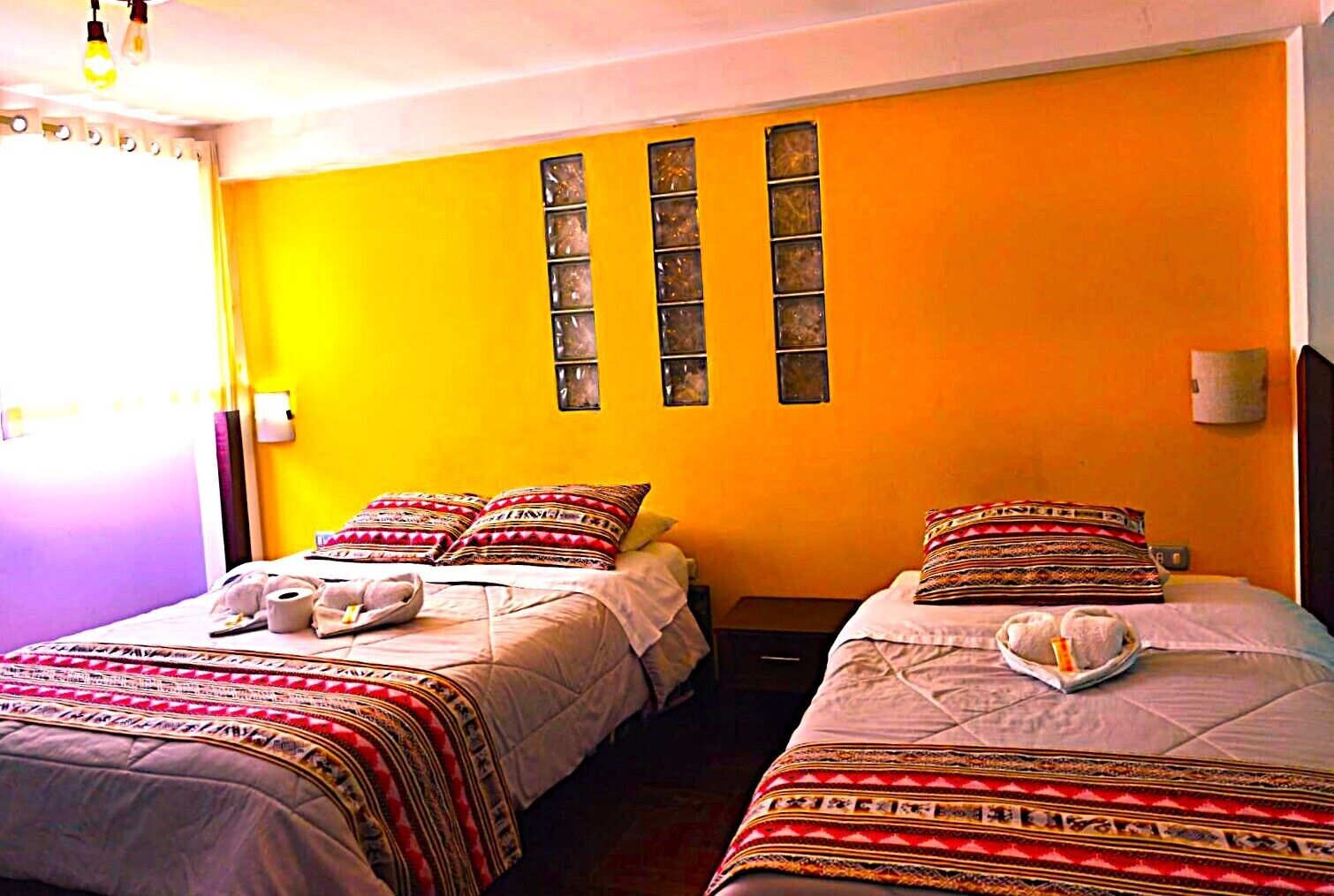 Classic trippelrum | Arbetsyta för laptop, mörkläggningsgardiner och strykjärn/strykbräda