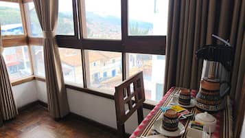 Romantik-dobbeltværelse - terrasse | Arbejdsområde til bærbare computere, mørklægningsgardiner