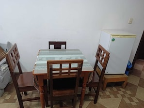 Habitació triple familiar, vistes al pati | Espai de treball apte per a portàtils i cortines opaques