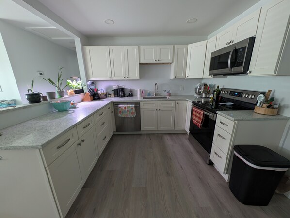 Micro-ondes, four, plaque de cuisson, lave-vaisselle