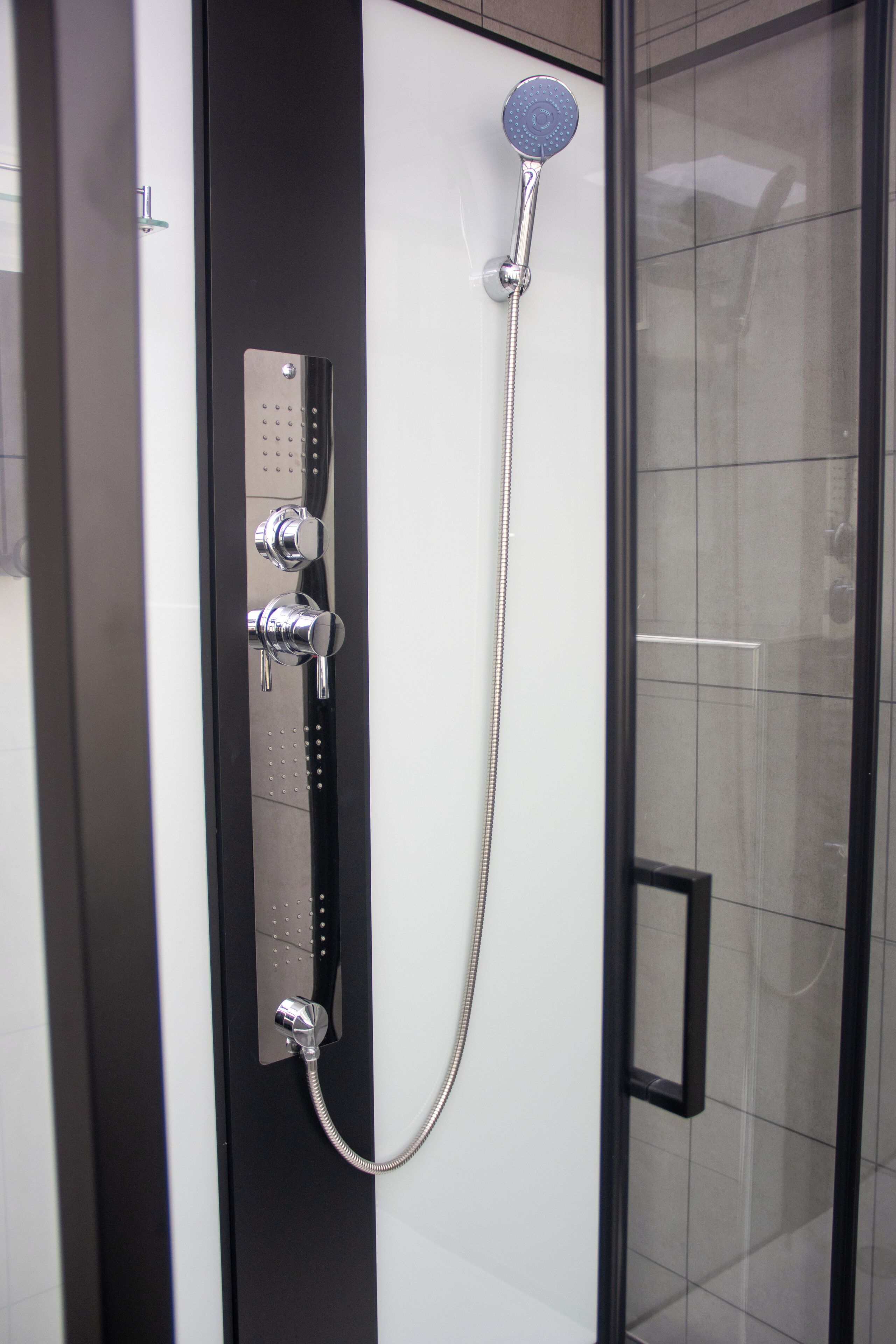 Dusche, Haartrockner, Hausschuhe, Handtücher