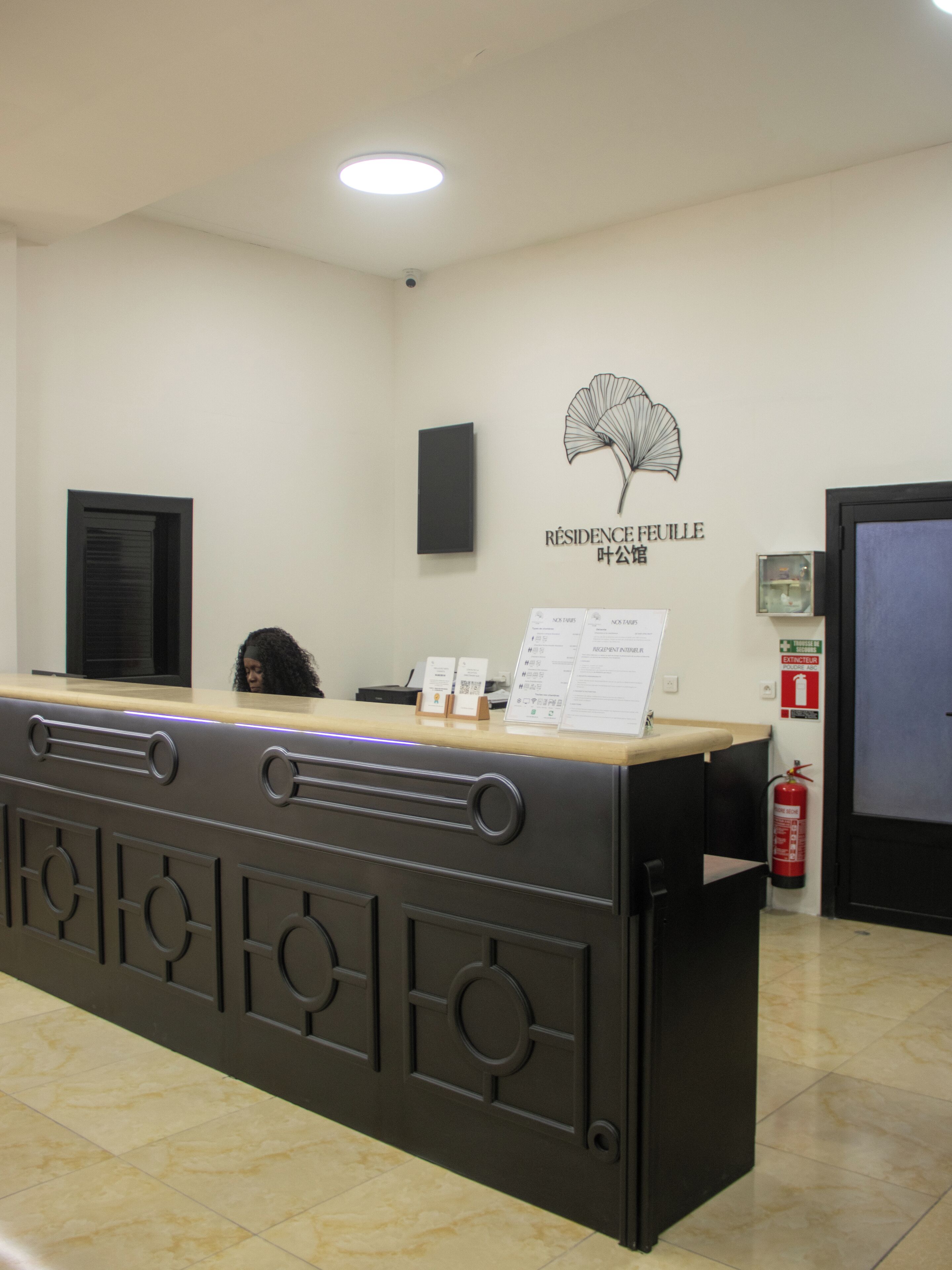 客房内保险箱、办公桌、笔记本电脑工作区、遮光窗帘