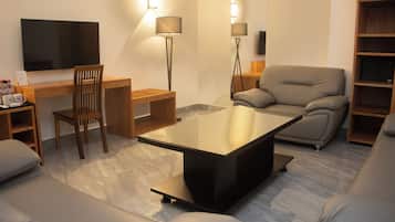 Caja de seguridad en la habitación y escritorio