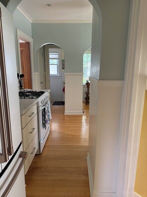 Jääkaappi, mikroaaltouuni, uuni, liesi