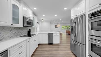 Kylskåp, mikrovågsugn, ugn och spishäll