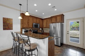 Kylskåp, mikrovågsugn, ugn och spishäll