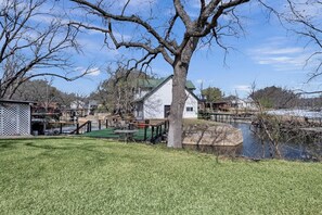 Outdoor dining - Perfect Pair-Lakehouse on LBJ! (Kingsland)