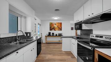 Geladeira, micro-ondas, fogão, cooktop