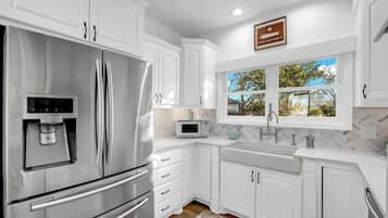 Een koelkast, een magnetron, een oven, een kookplaat