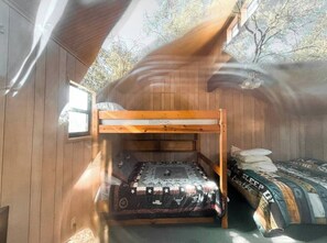 3 makuuhuonetta, silitysrauta/-lauta, vauvan matkasänky, Wi-Fi