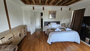4 habitaciones, escritorio y tabla de planchar con plancha 