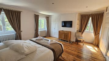 4 bedrooms, desk, iron/ironing board, travel crib