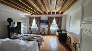 4 slaapkamers, een bureau, een strijkplank/strijkijzer, reisbedje