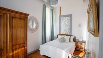 3 slaapkamers, een bureau, een strijkplank/strijkijzer, reisbedje