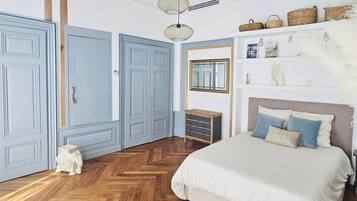 3 makuuhuonetta, työpöytä, silitysrauta/-lauta, vauvan matkasänky