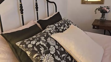 3 habitaciones, escritorio y tabla de planchar con plancha
