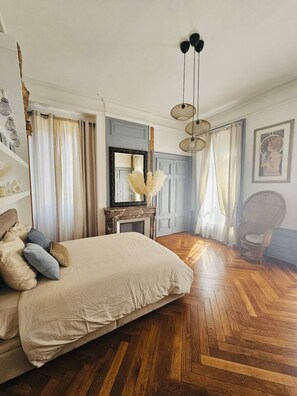 3 chambres, bureau, fer et planche Ă repasser, lit parapluie