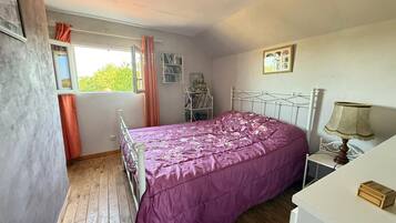 3 bedrooms, iron/ironing board, WiFi, bed sheets