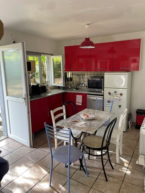 Dining - Family home in Fresselines, garden, river (Fresselines)