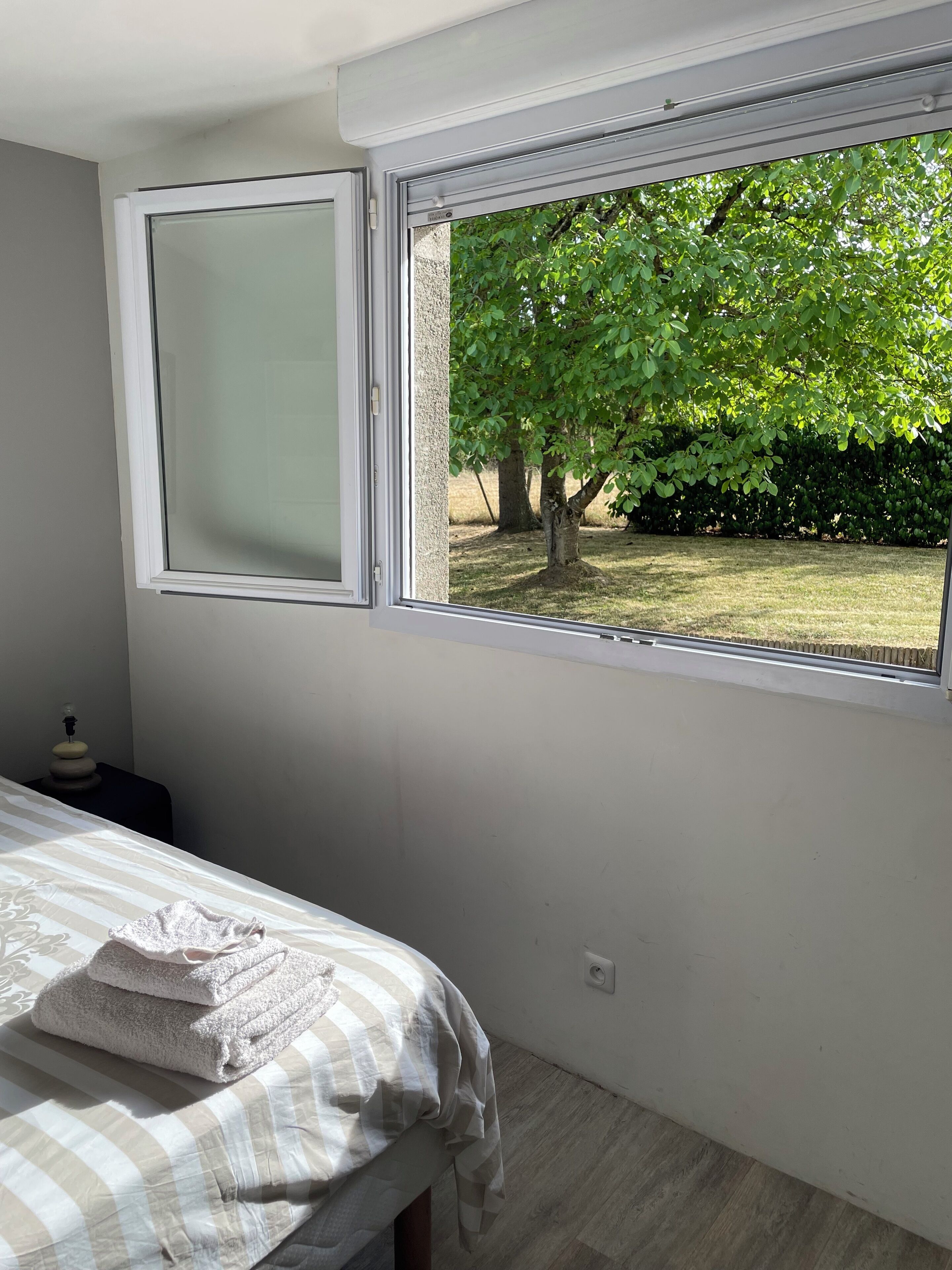 3 chambres, fer et planche à repasser, Wi-Fi, draps fournis