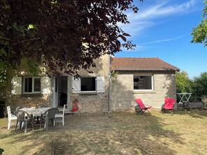 Outdoor dining - Family home in Fresselines, garden, river (Fresselines)