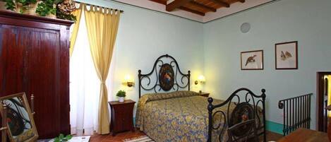 4 間睡房、房內夾萬、熨斗/熨衫板、床單