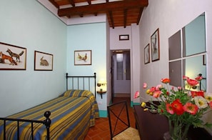 4 chambres, coffres-forts dans les chambres, fer et planche à repasser