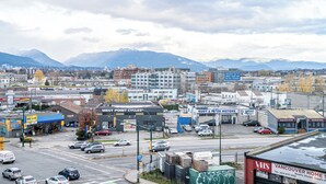 A cityscape with a variety of buildings, including a gas station, a motor repair shop, and a home improvement store. - Spacious 3-bedroom apartment with AC, WiFi in wonderful Vancouver (Vancouver)
