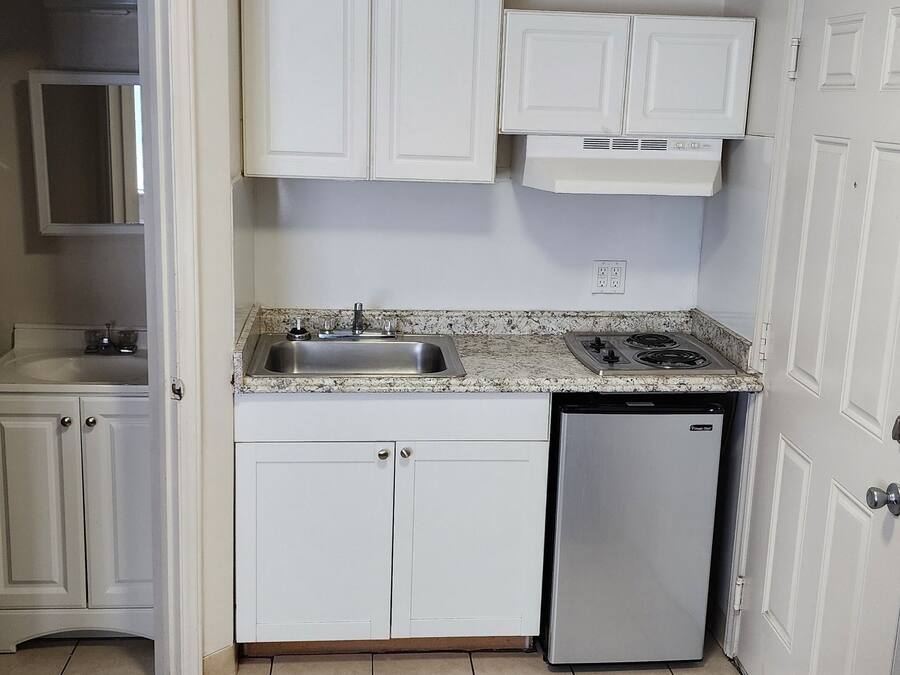 Een koelkast, een microgolfoven, een kookplaat