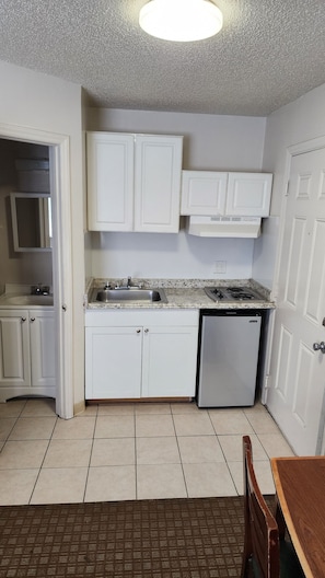 Fridge, microwave, stovetop, cookware/dishes/utensils
