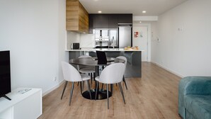Une cuisine moderne dotée d’un îlot central, d’une table à manger et de chaises.