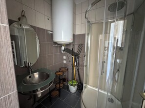 Douche, sèche-cheveux, serviettes fournies