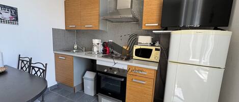 Refrigerador, microondas, horno, placa de cocina