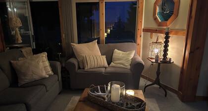 Couples/Girls Getaway Retreat Cozy Lake View Cottage- Sip Wine, Watch Sunsets