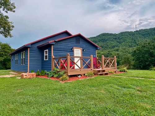 New listing Cozy 2/2 with distant mtn. views and only 15 min. from blowing rock.