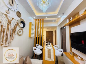 Living room - S&R Staycation Walk to SM Bicutan, With Karaoke,disney Plus, Netflix, Youtube (Parañaque)