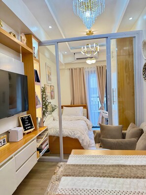 2 bedrooms - S&R Staycation Walk to SM Bicutan, With Karaoke,disney Plus, Netflix, Youtube (Parañaque)