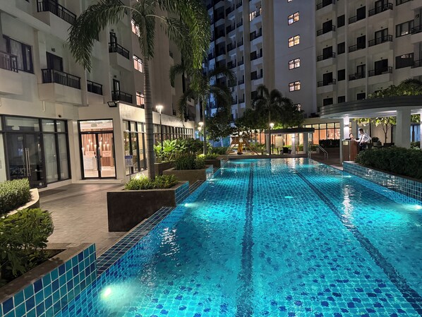 Una piscina al aire libre