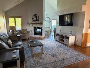 Smart TV, chimenea, videojuegos y futbolito