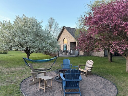 The Fairway Escape – Spacious 6BR Golf Course Retreat, Walk to Downtown Hayward!