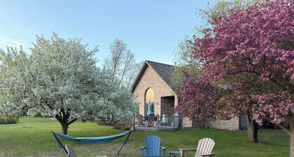 The Fairway Escape – Spacious 6BR Golf Course Retreat, Walk to Downtown Hayward!